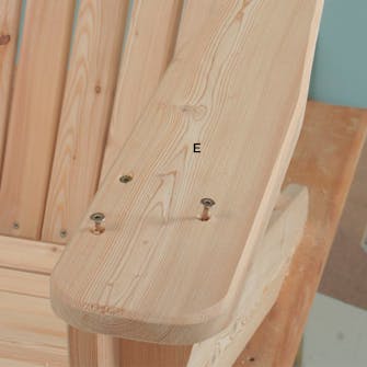 Adirondack-tuoli: Käsinoja on samassa linjassa jalkojen kanssa Adirondack-tuoli: Käsinoja on samassa linjassa jalkojen kanssa